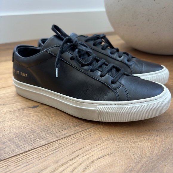 Common Projects Achilles low top sneaker. Black leather with white sole, Size 37 - Picture 4 of 10